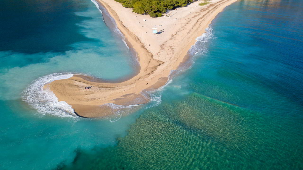 Pláž Zlatni Rat u letoviska Bol na ostrově Brač z ptačí perspektivy