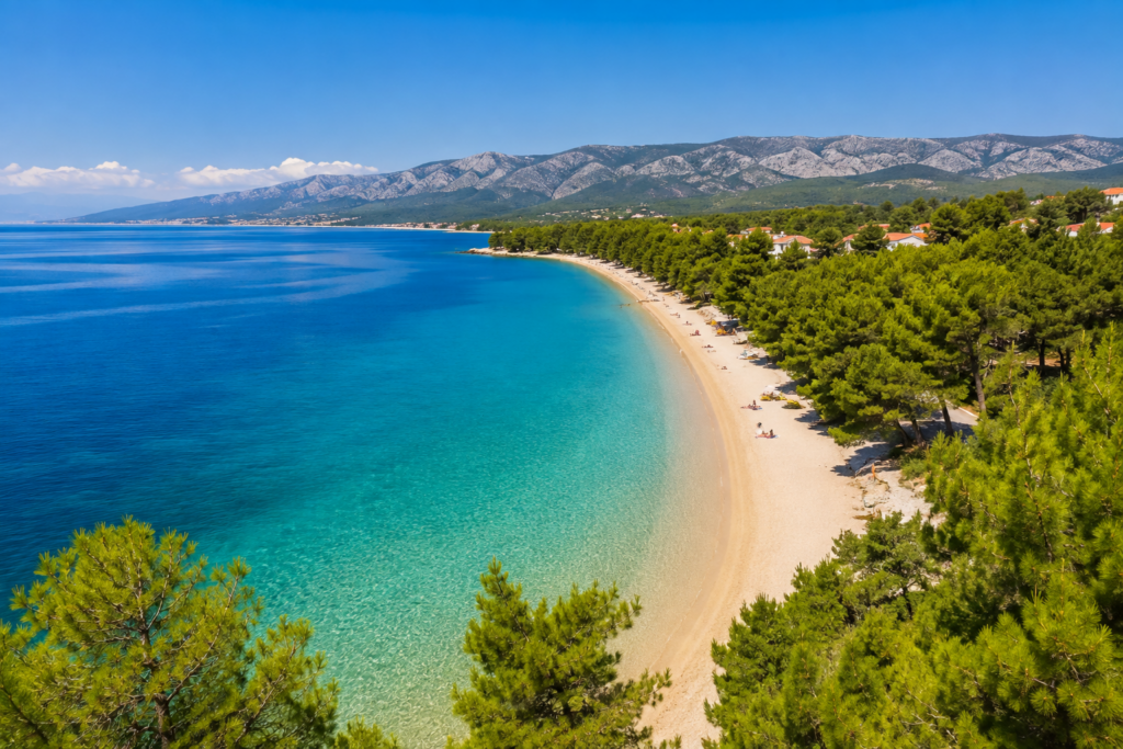 Rajska plaža v Loparu na ostrově Rab s dlouhou písečnou pláží a tyrkysovým mořem