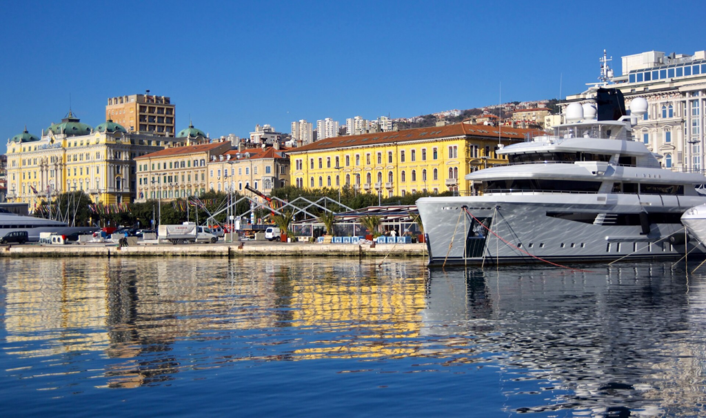 Pobřežní promenáda Riva ve městě Rijeka v Chorvatsku