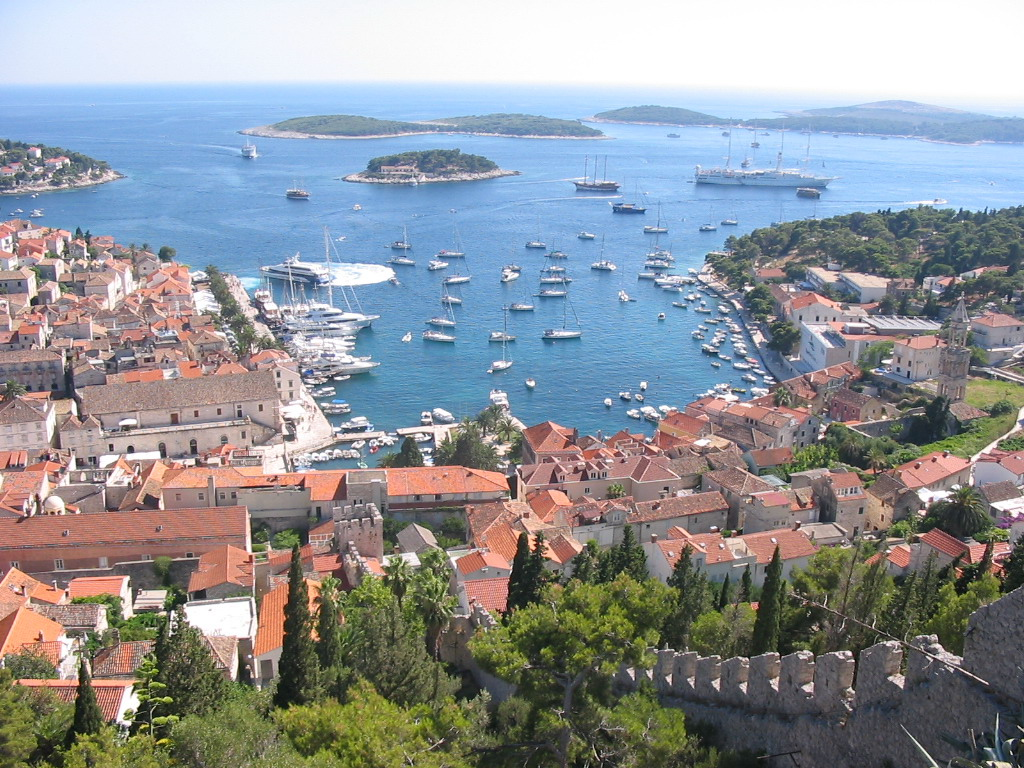 Pohled z hradu na přístav města Hvar