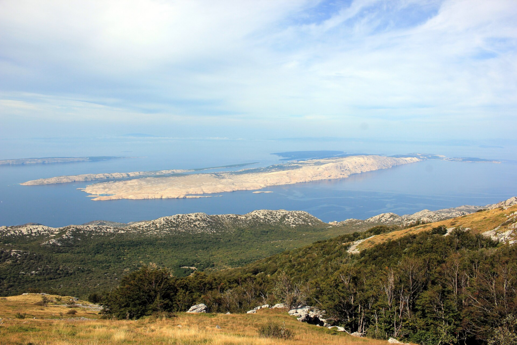 Pohled na ostrov Rab z pohoří Velebit